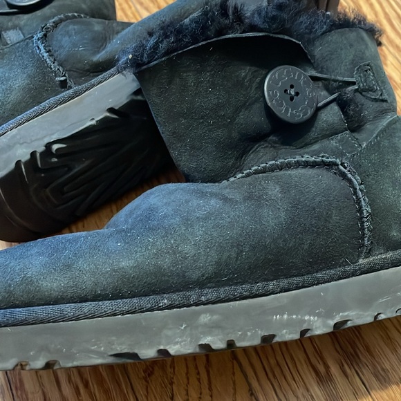 UGG Mini Bailey Button II- Short Black - Picture 5 of 11